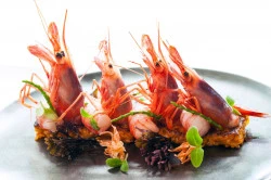 Déguster des crustacés dans un restaurant  