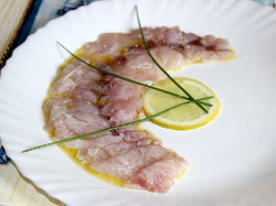 Manger un carpaccio de poisson frais