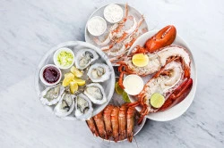 Manger un plateau de fruits de mer en famille   