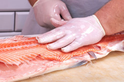 Poissonnier proposant des plats cuisinés